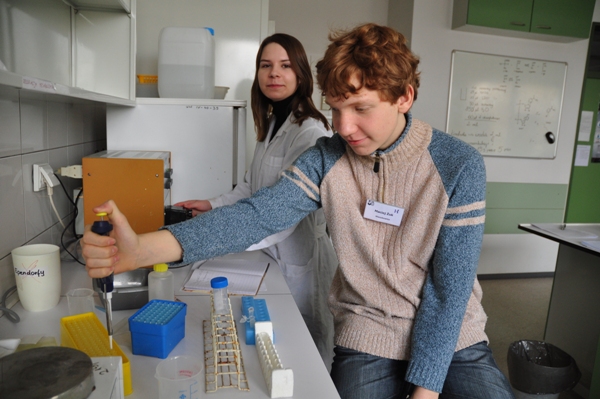 Cztery obozy multidyscyplinarne, kilkanaście specjalistycznych warsztatów badawczych, seminaria humanistyczne, konsultacje, wyjazdy zagraniczne, staże wakacyjne w najlepszych laboratoriach.